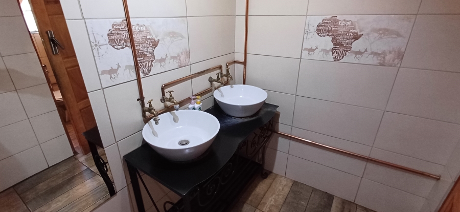 7 Bedroom Property for Sale in Harpington A H North West